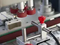 Taponadora automática de cuatro ruedas