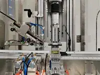 Taponadora automática de un cabezal